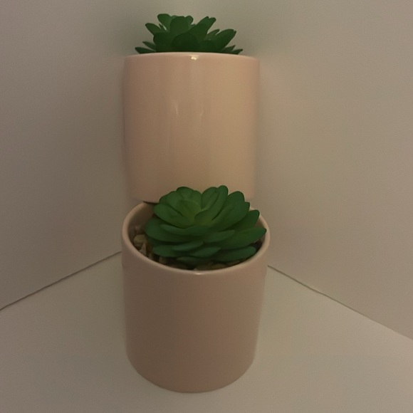 Everyday set of two artificial potted mini planters. Light pink pot with stones - Picture 14 of 17